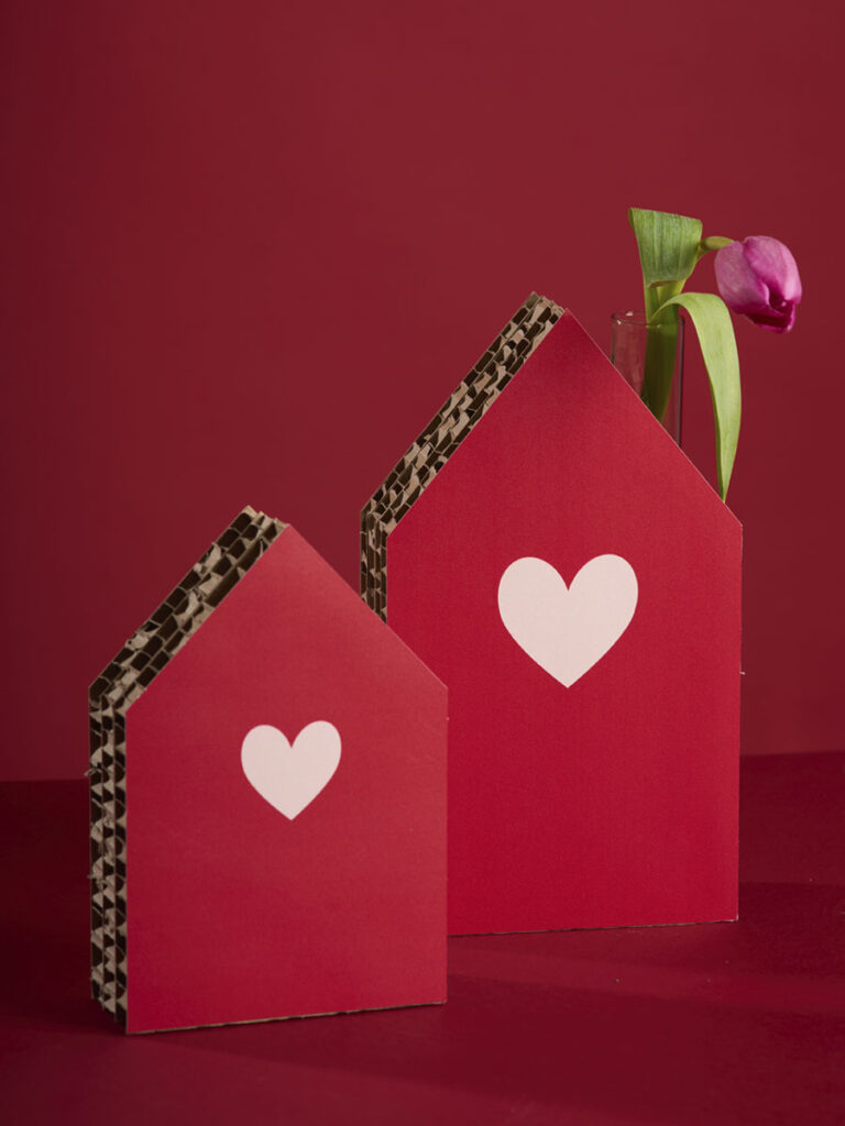 Casetta porta fiori o essenze rosa e rossa