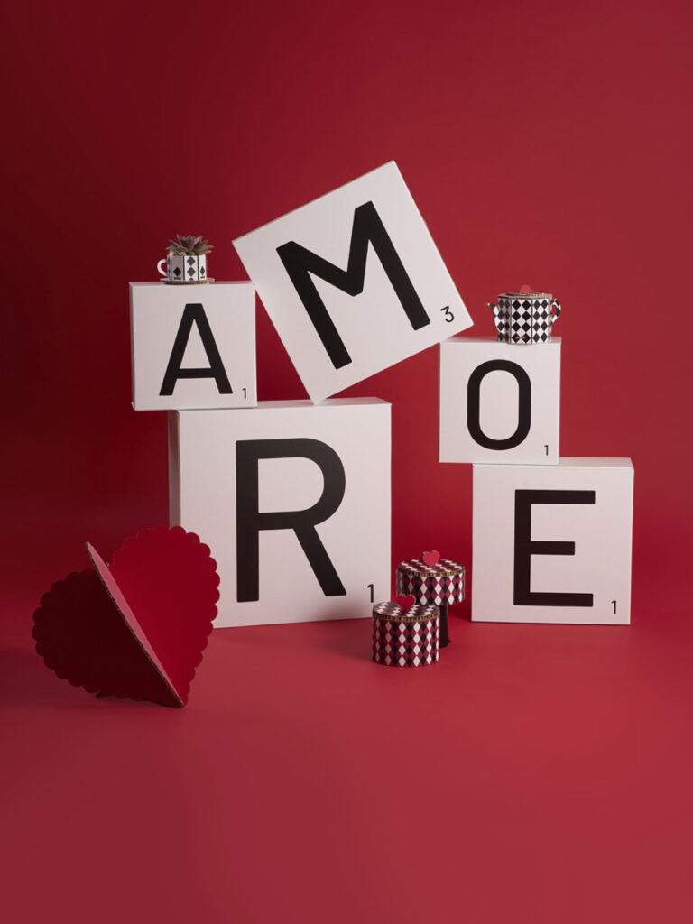 Tessere Scarabeo giganti scritta "Amore"