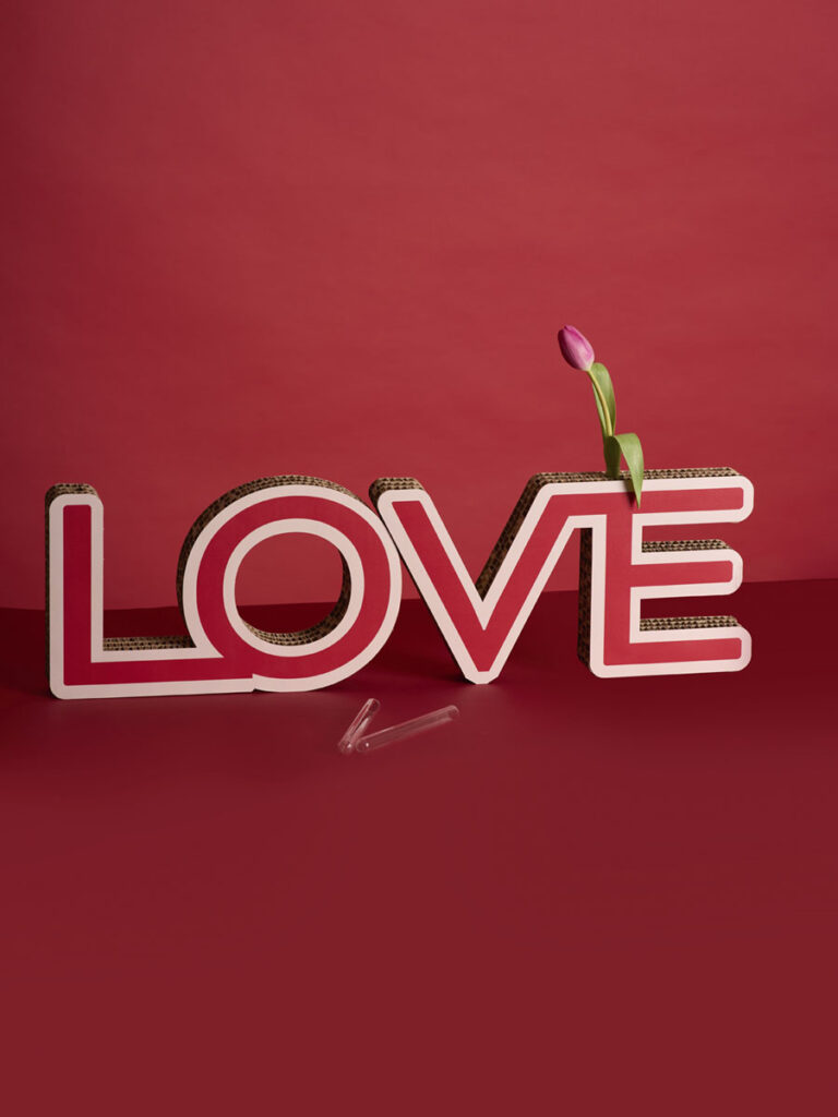 Scritta "Love" bicolor porta fiori rosa e rossa