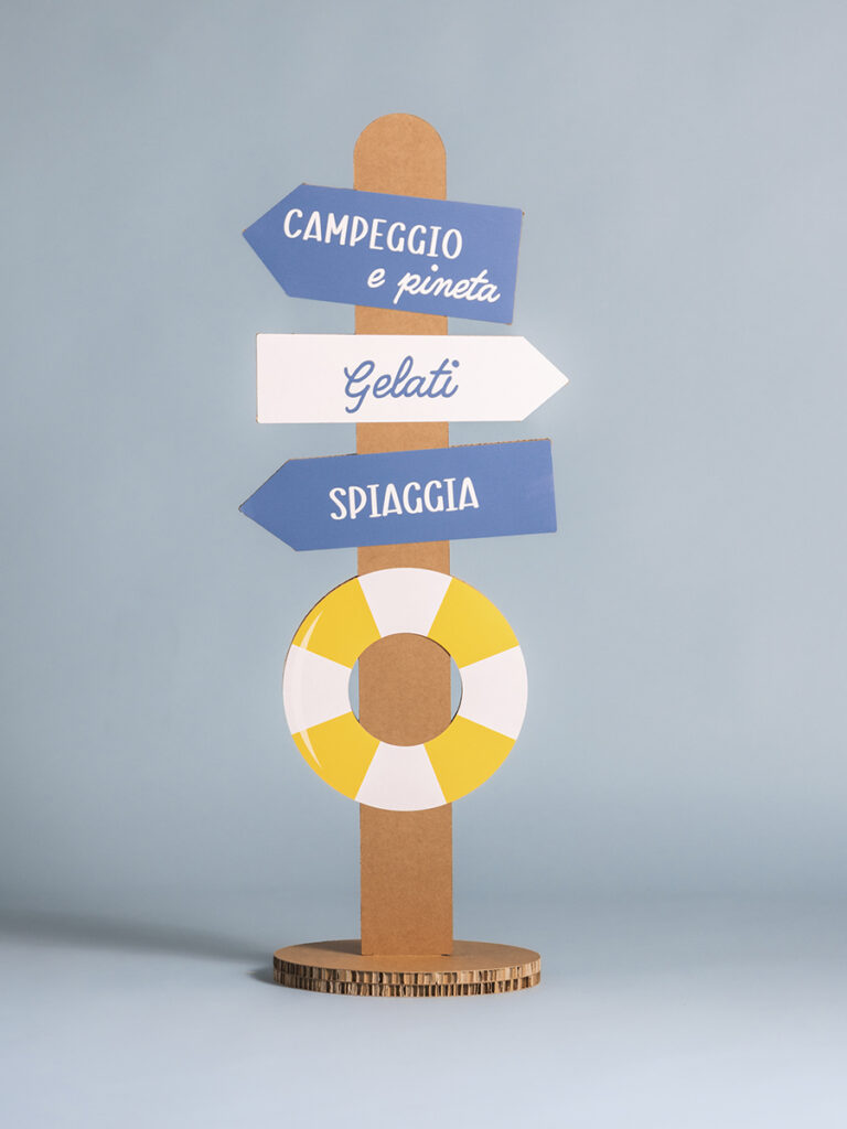 Insegna con frecce "Spiaggia e Gelati"