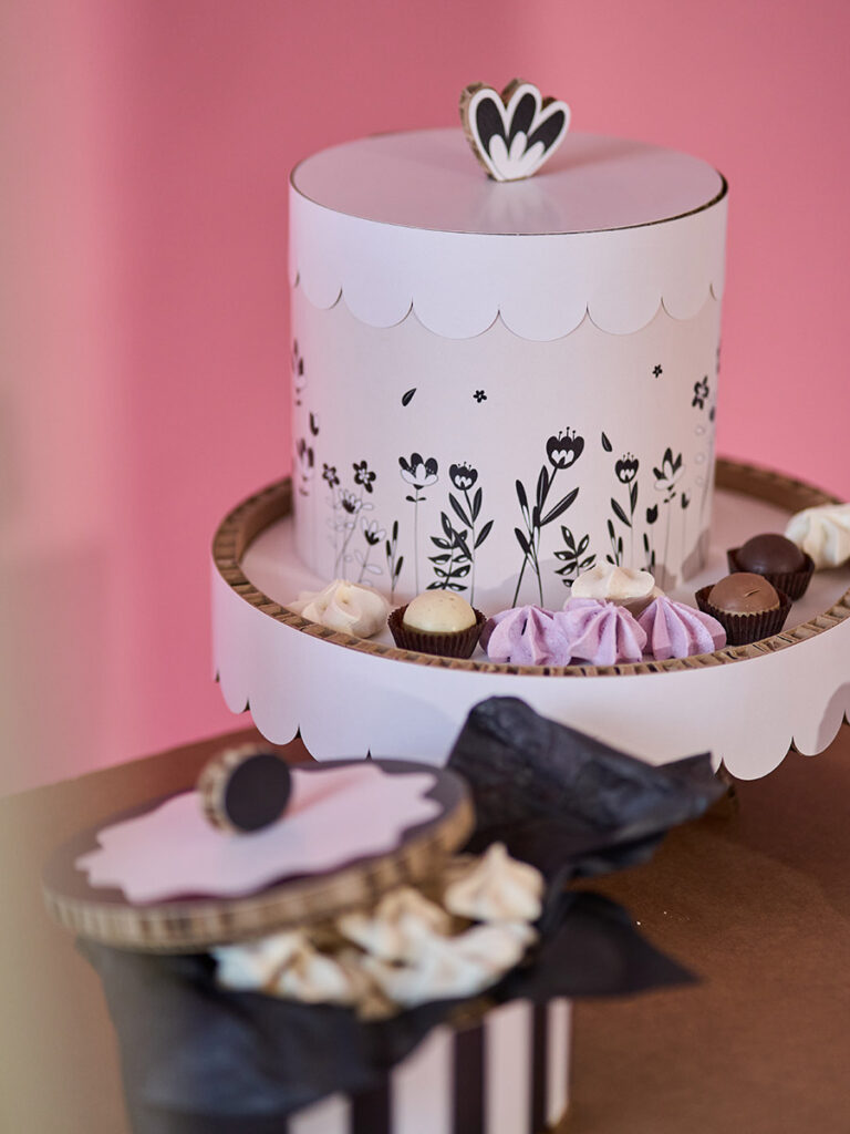 Torta decorativa primaverile bianca e nera
