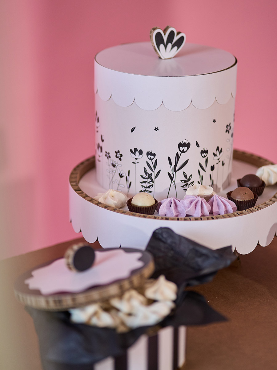 Torta decorativa primaverile bianca e nera