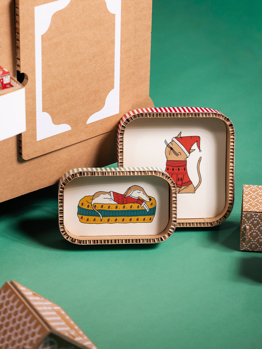 vassoi natalizi cane e gatto set 2 pz dettaglio vassoi e credenza